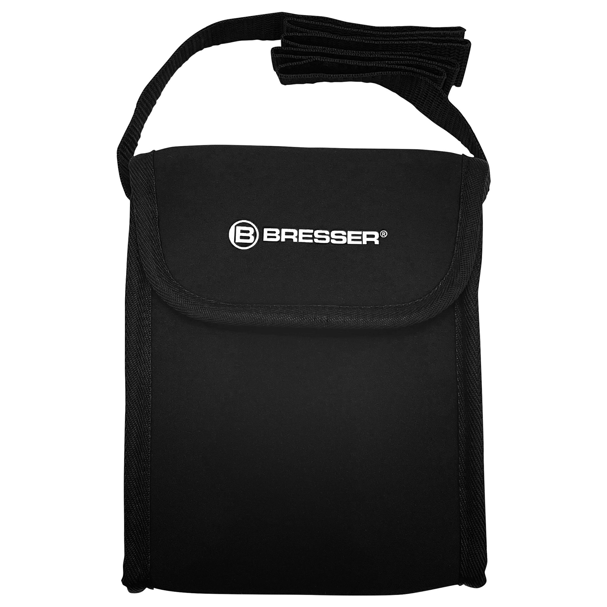 Un bolso de hombro Bresser negro con correa ajustable y logotipo blanco en la solapa, aislado.