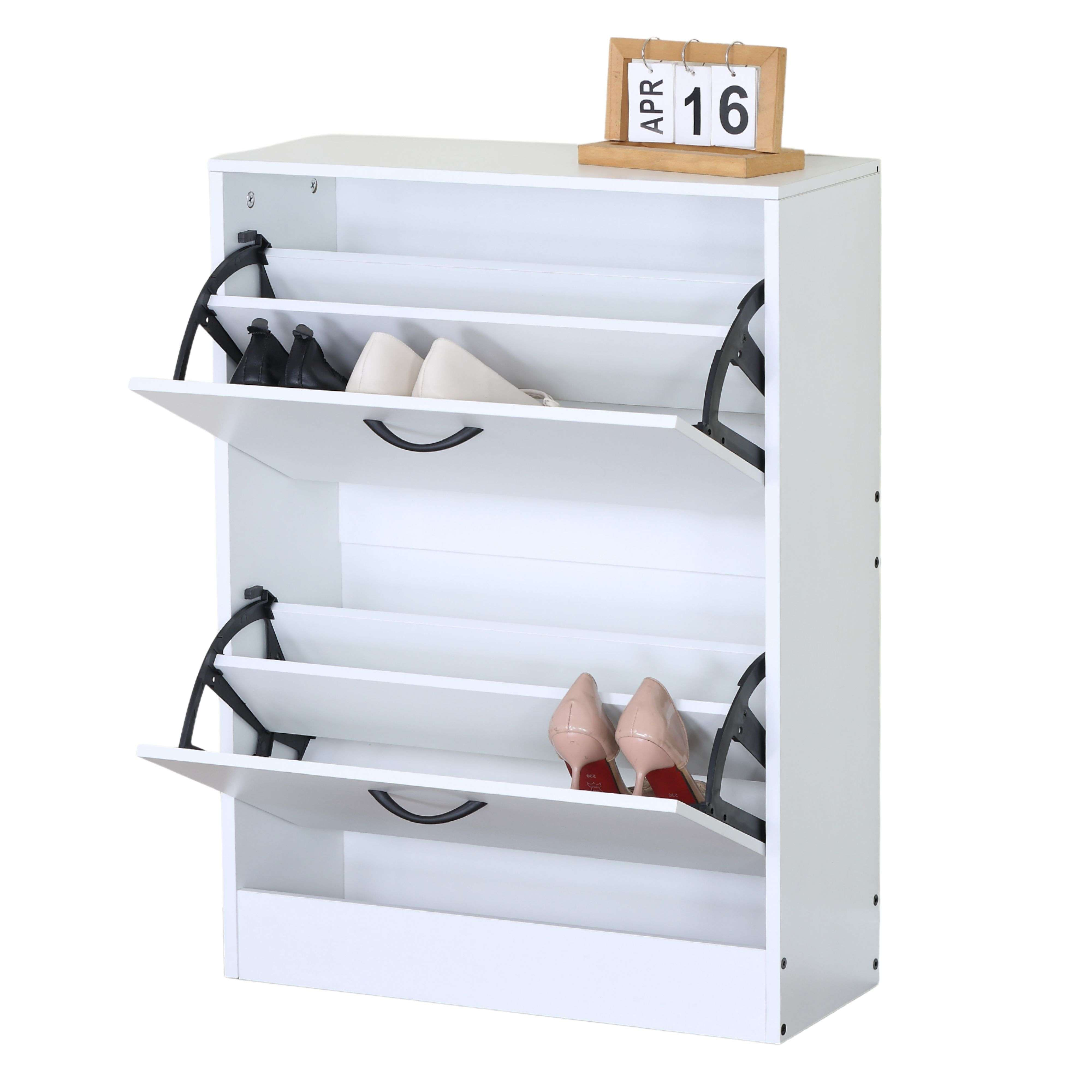 Un zapatero blanco de dos niveles con compartimentos abiertos y zapatos, coronado con un calendario de madera.