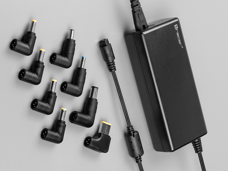 Un adaptateur secteur noir pour ordinateur portable avec plusieurs embouts de connecteur.