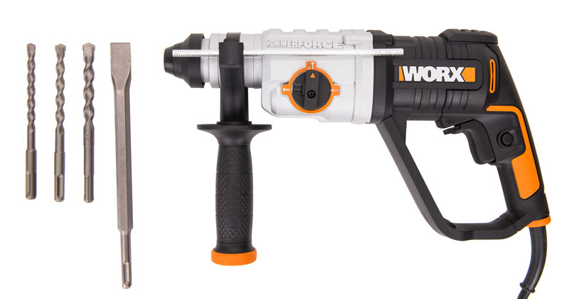 Beyaz arka planda üç matkap ucu ve bir keski bulunan siyah ve gümüş renkli Worx kırıcı matkap.