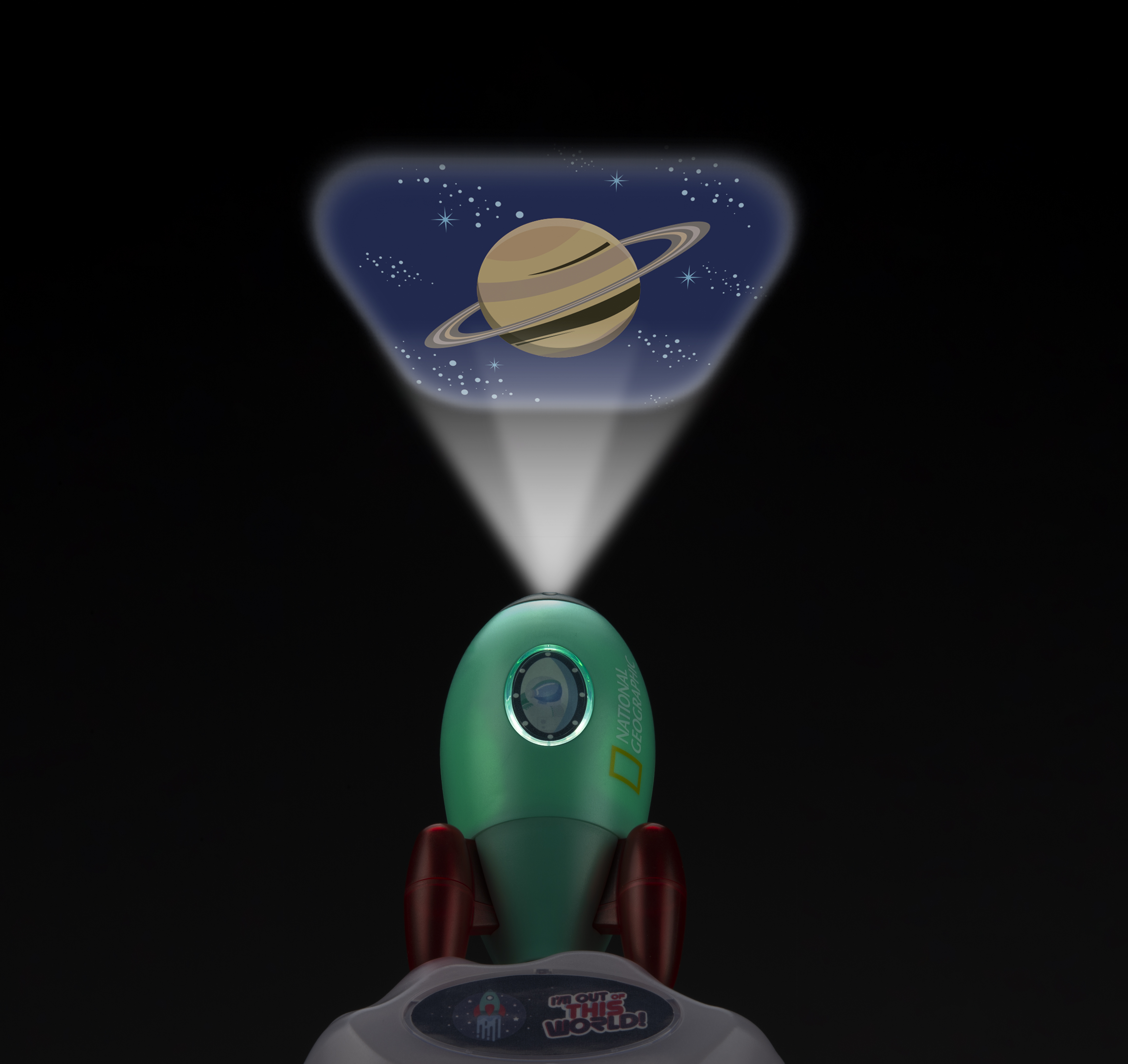 Ein grüner Spielzeugraketen-Projektor projiziert ein Bild von Saturn mit Sternen an eine dunkle Wand.