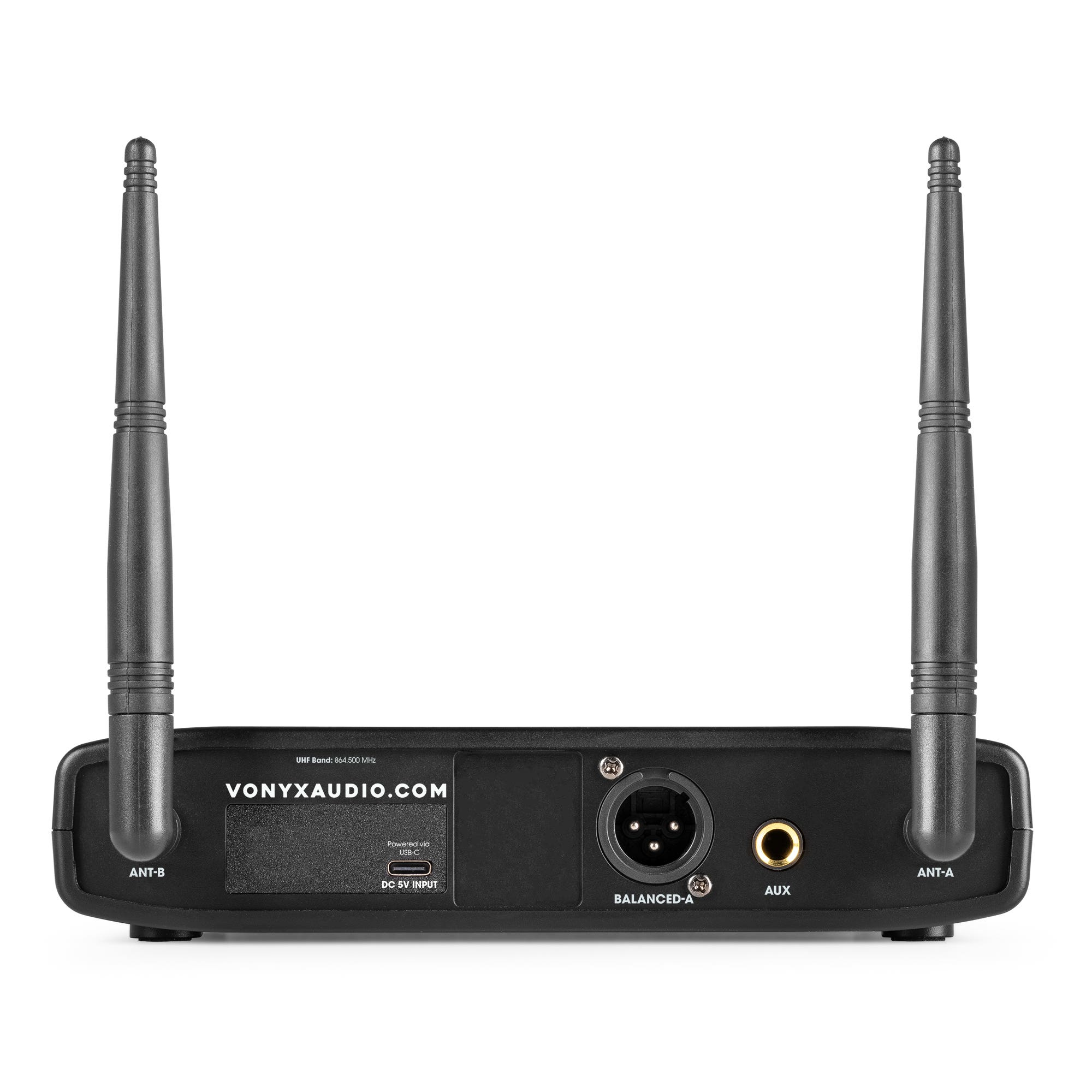Vista trasera de un receptor de audio Vonyx negro con dos antenas, puerto USB-C, XLR y AUX sobre un fondo blanco.