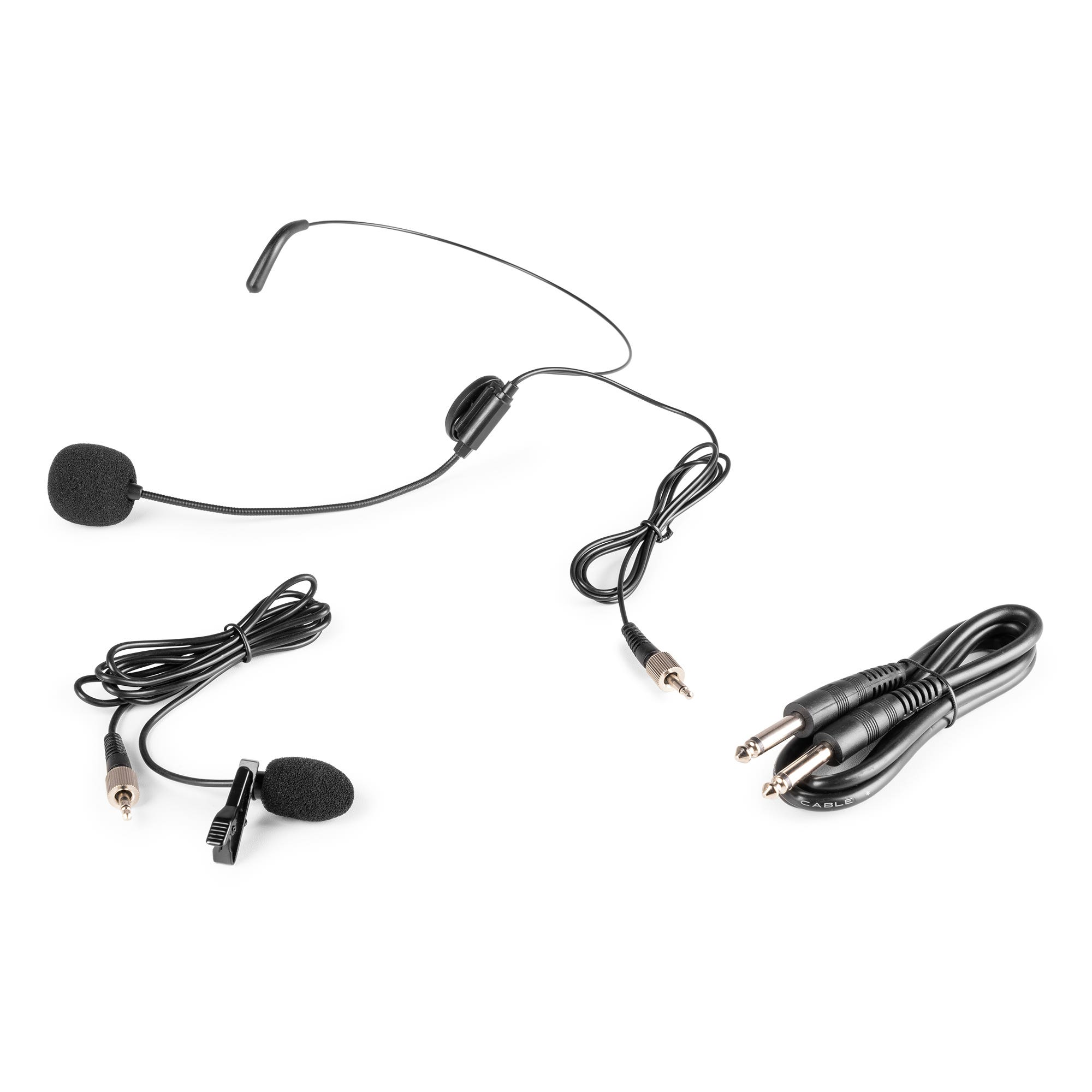 Un micrófono de diadema, un micrófono de solapa con pinza y un cable de audio con dos conectores sobre fondo blanco.