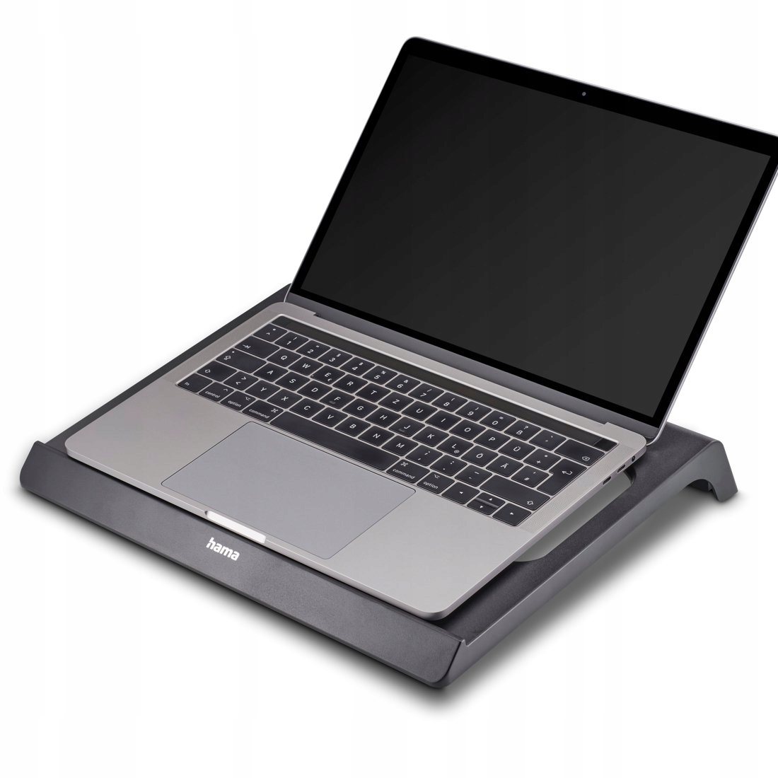 Srebrny laptop stoi na czarnym stojaku Hama na białym tle.