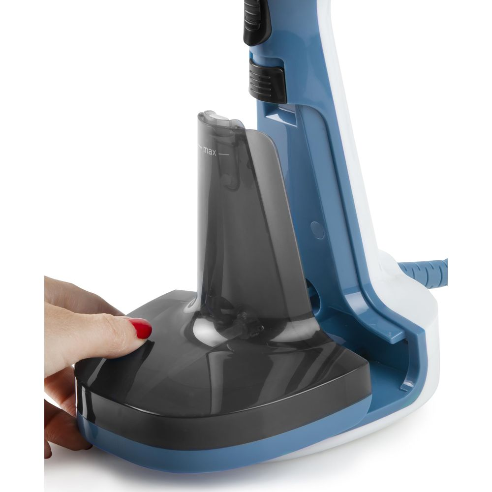 Une main insère le réservoir d'eau dans un défroisseur vapeur bleu et blanc.
