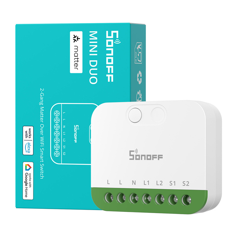 Un interruttore intelligente Sonoff Mini Duo bianco con base verde davanti a una scatola turchese.