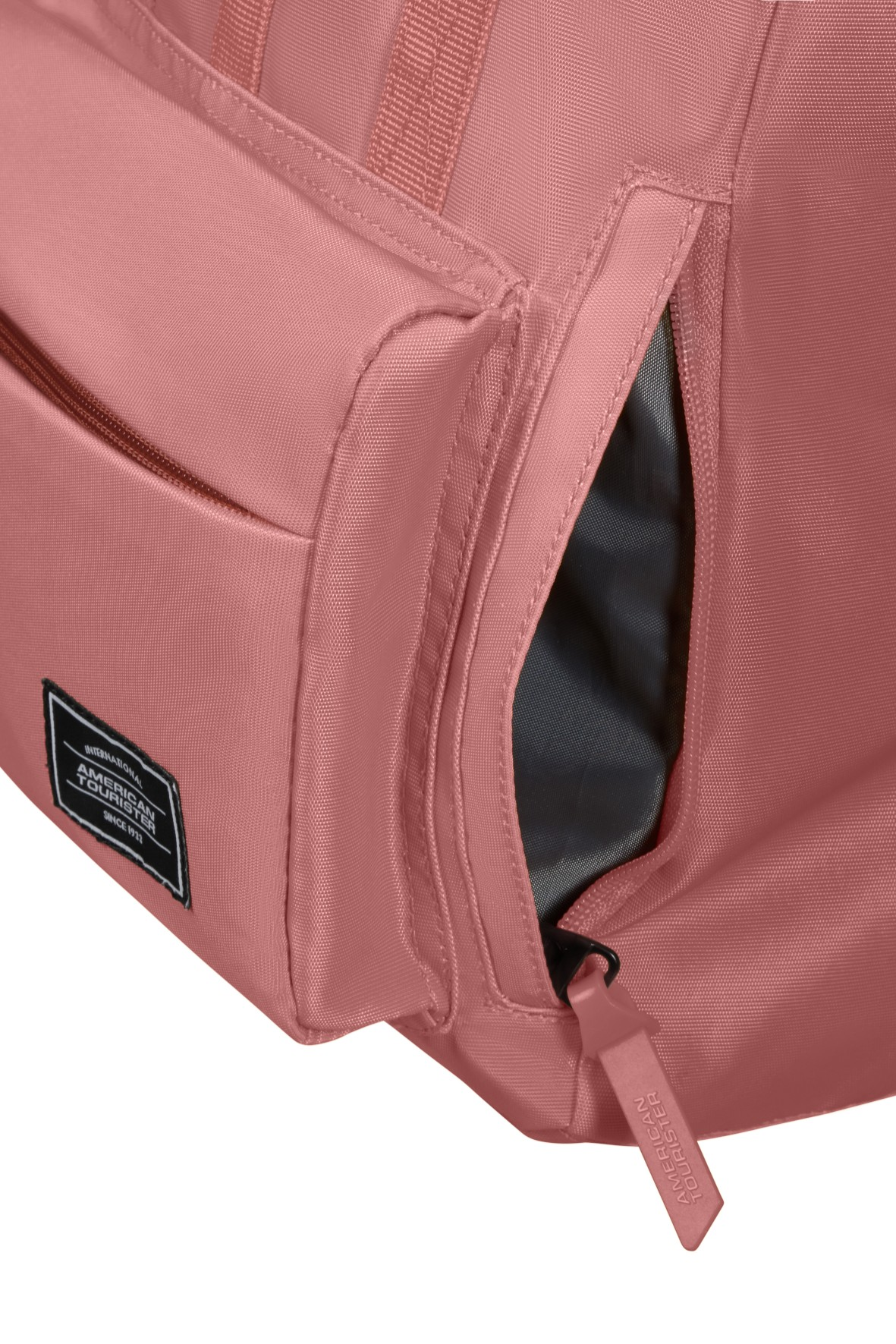 Różowy plecak z otwartą boczną kieszenią zapinaną na zamek i czarnym logo American Tourister z przodu.