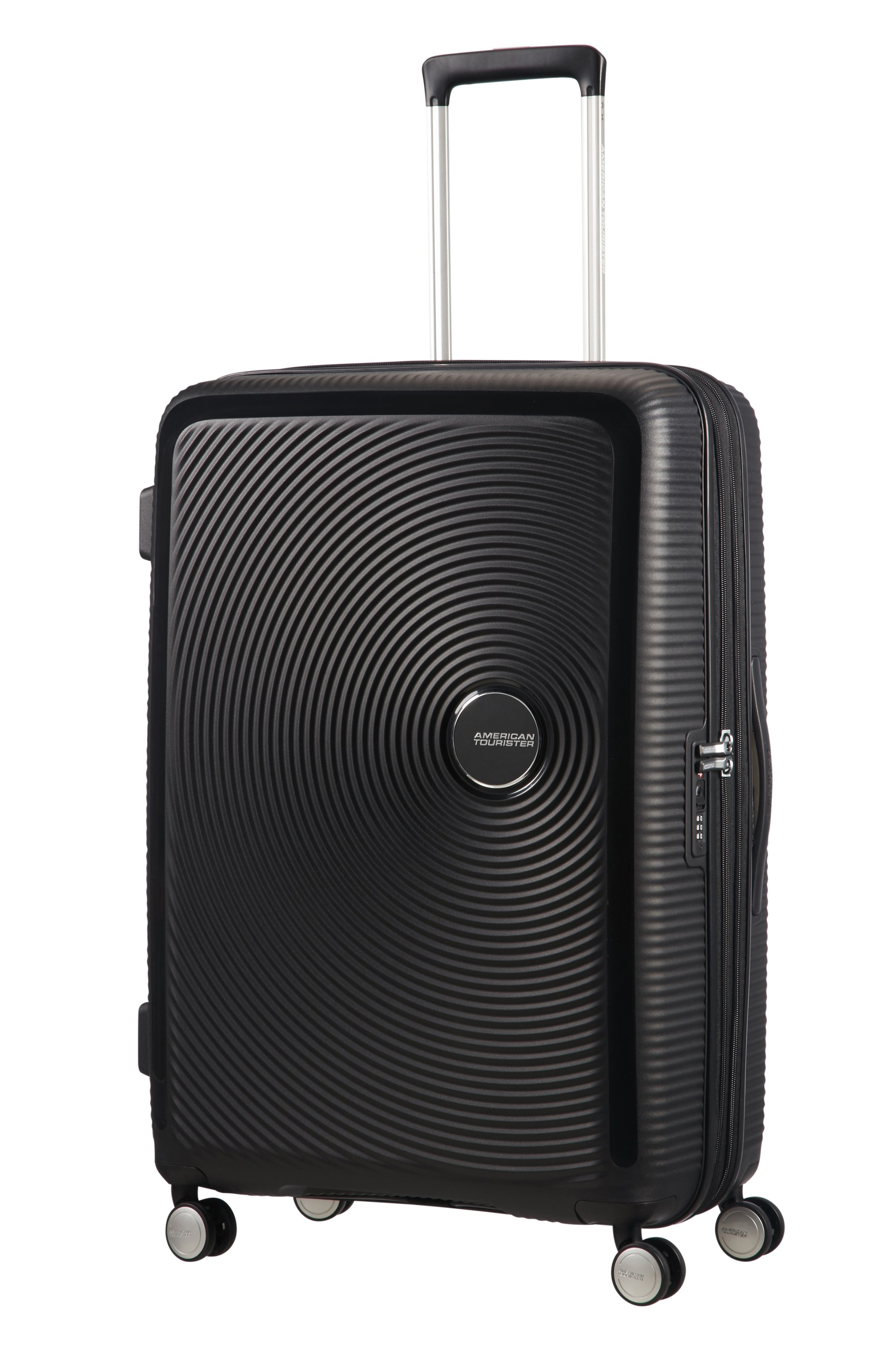 Czarna walizka skorupowa American Tourister z kółkami i teleskopową rączką na białym tle.