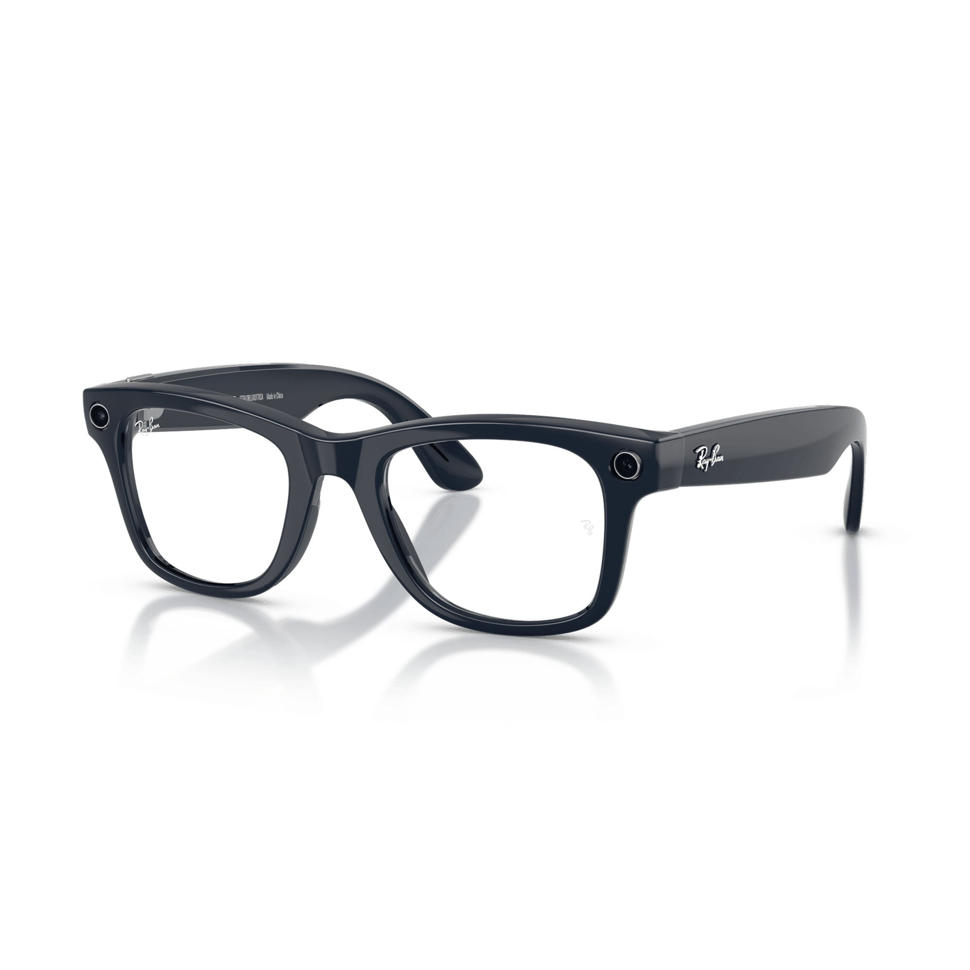 Beyaz arka planda yerleşik kameralara sahip siyah Ray-Ban akıllı gözlük.