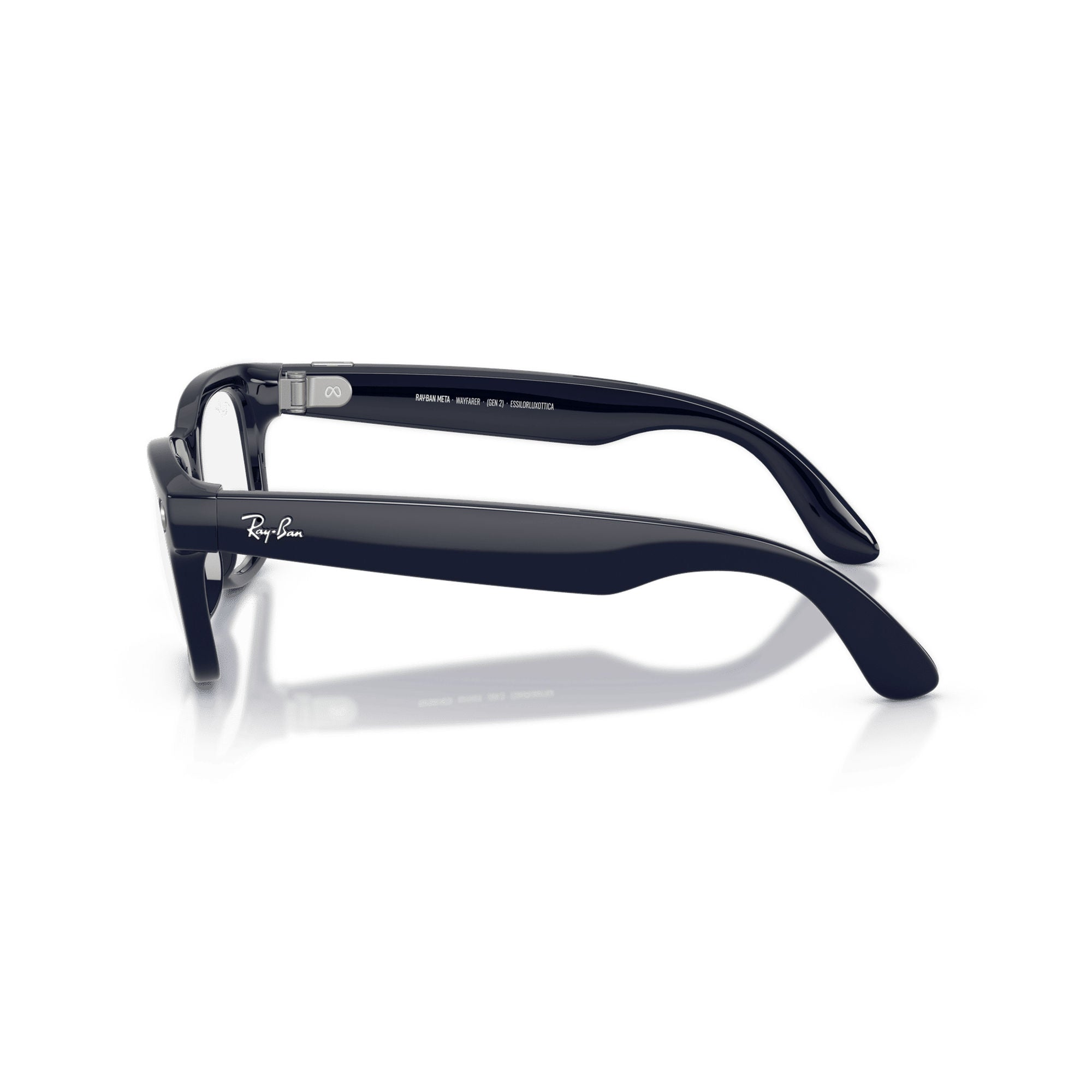 Beyaz arka planda yan profilden siyah Ray-Ban Meta Wayfarer gözlük.