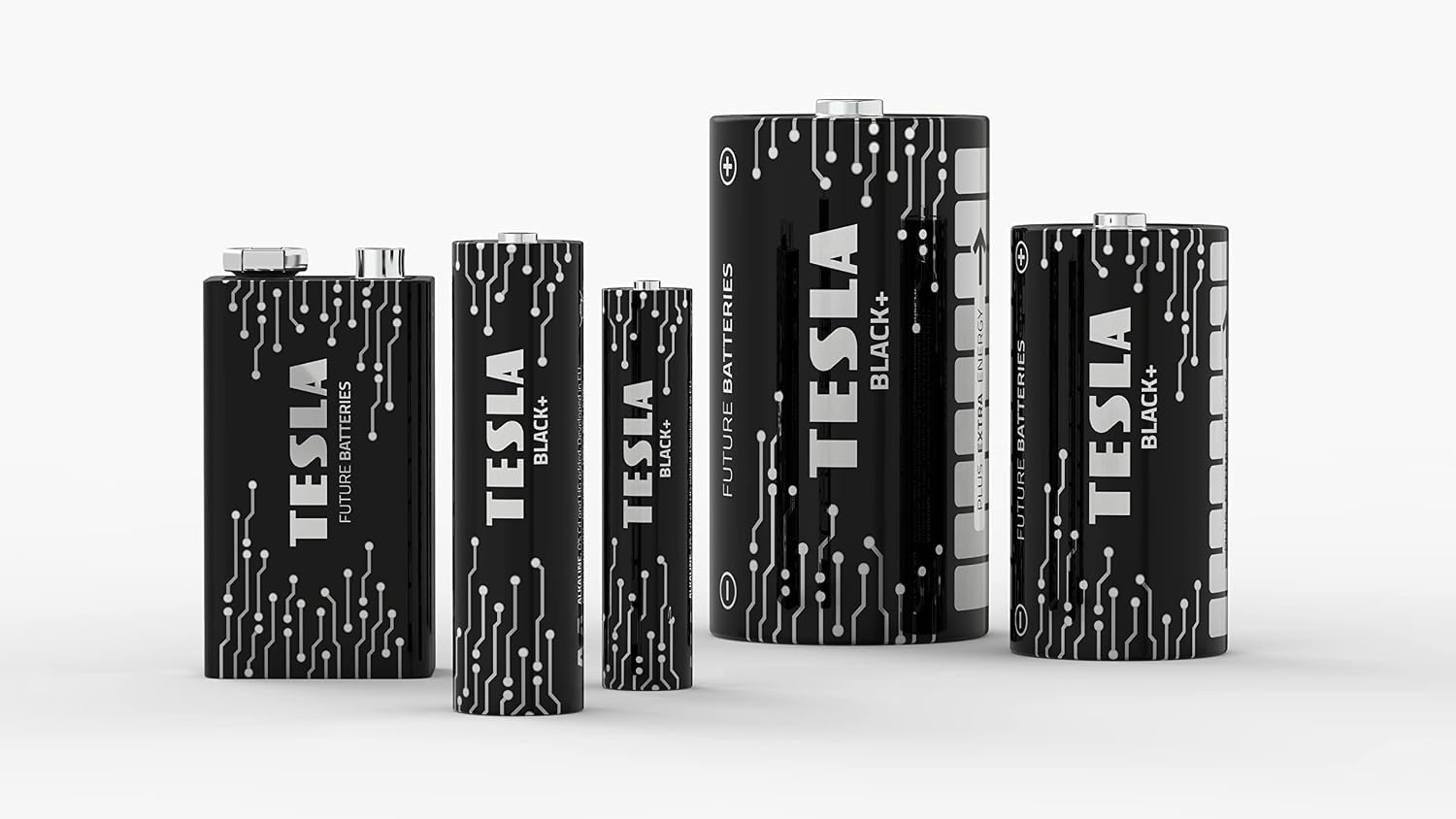 Cinco baterías negras Tesla Black+ de varios tamaños con patrones de circuitos blancos sobre fondo blanco.