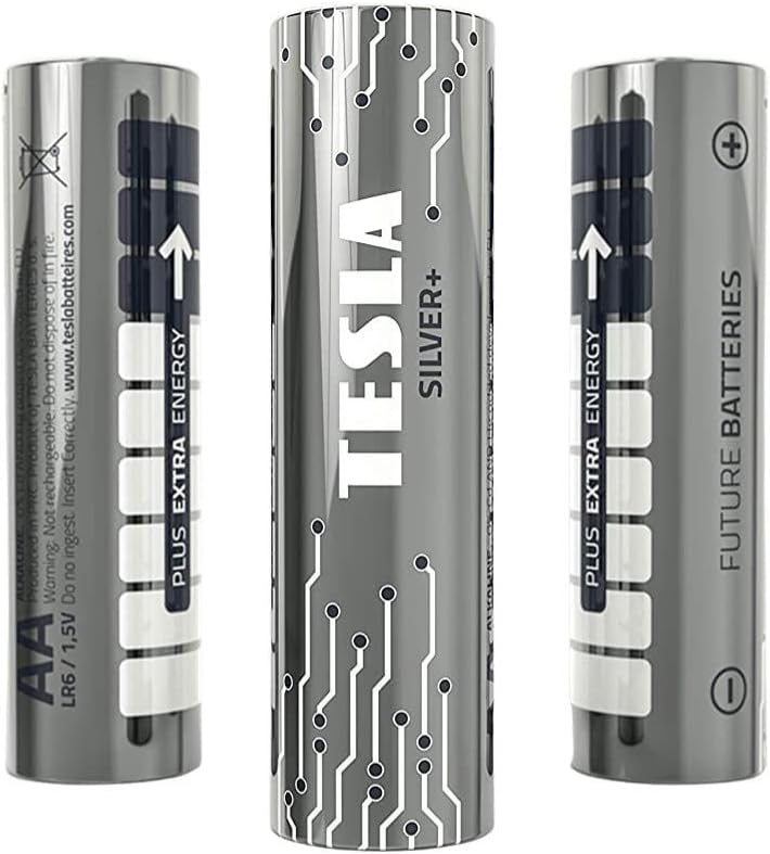 Tres pilas AA plateadas Tesla Silver+ con patrones de circuitos impresos y texto sobre fondo blanco.