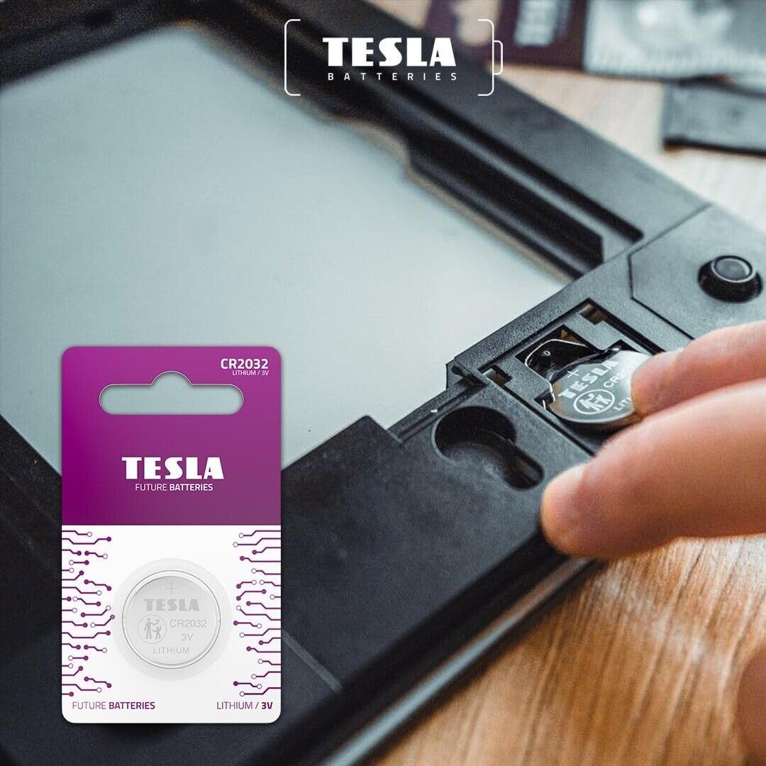Una mano inserta una pila de litio Tesla CR2032 en una ranura de dispositivo electrónico junto a su empaque.