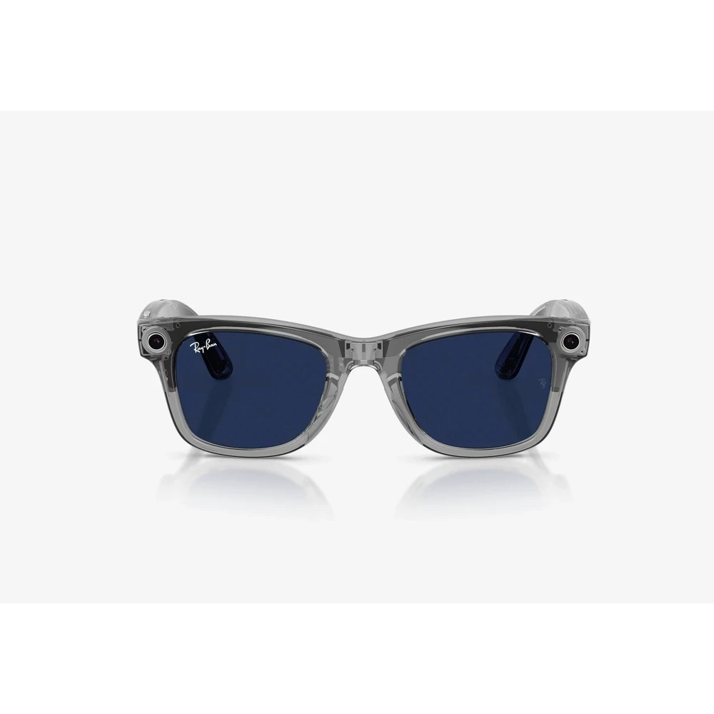 Beyaz arka planda mavi lenslere ve dahili kameralara sahip şeffaf gri Ray-Ban akıllı güneş gözlüğü.