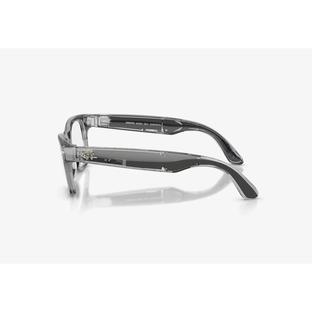 Çerçevesinde görünür iç teknolojiye sahip şeffaf Ray-Ban Meta gözlük, beyaz arka planda.