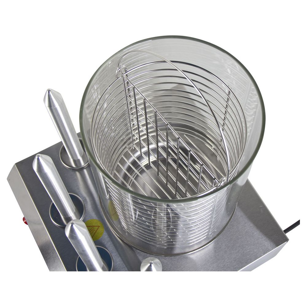 Ansicht von oben auf einen gewerblichen Hotdog-Zubereiter mit Glaszylinder, Metallkörben und Heizspießen.
