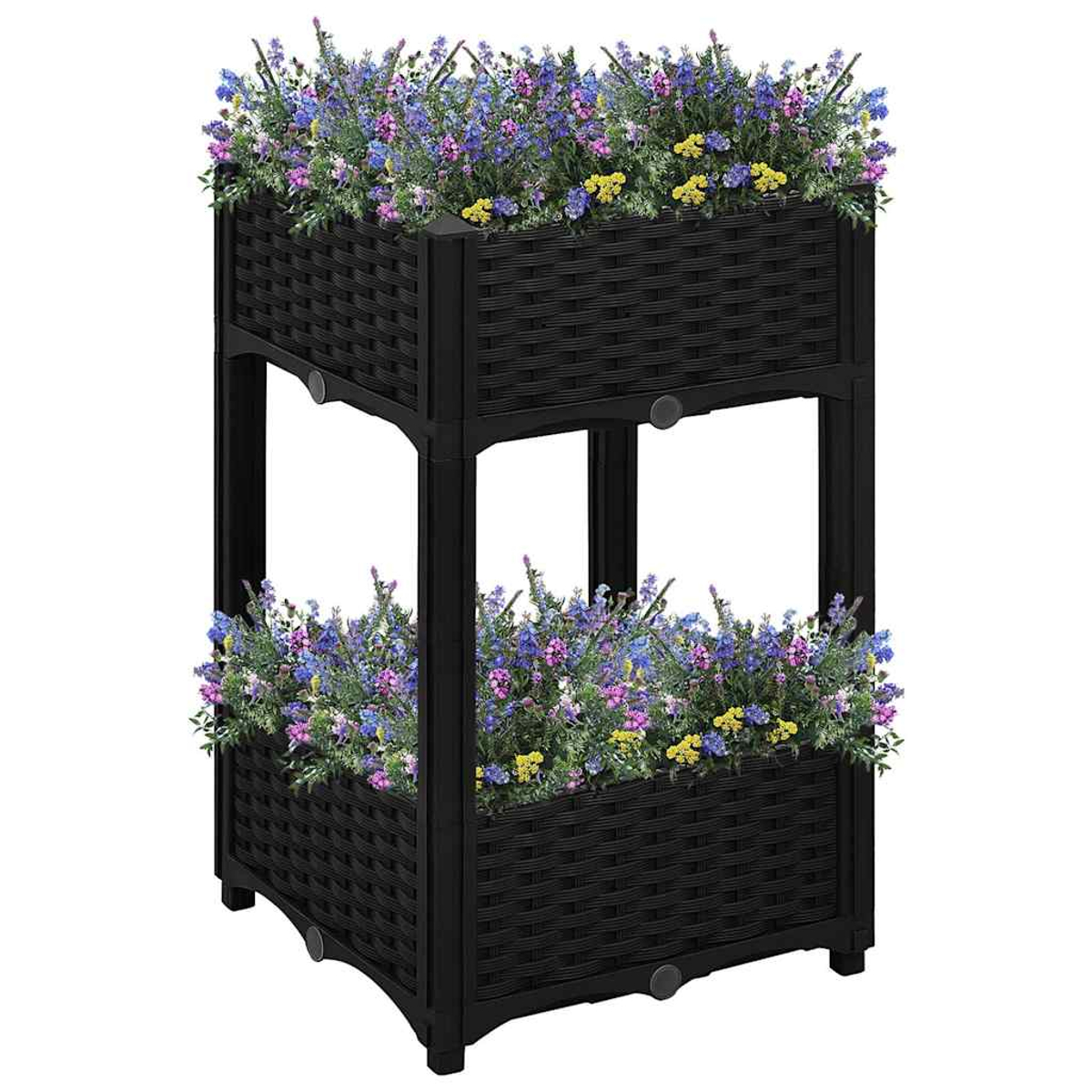 Ein zweistöckiger, schwarzer Pflanzständer aus Weide mit bunten blauen, rosa und gelben Wildblumen vor weißem Hintergrund.