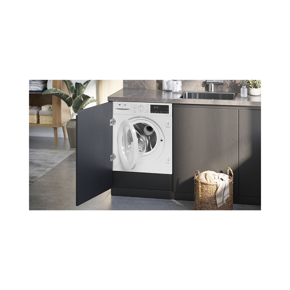 Lave-linge blanc intégré dans un meuble de cuisine sombre avec porte ouverte, à côté un panier de linge.