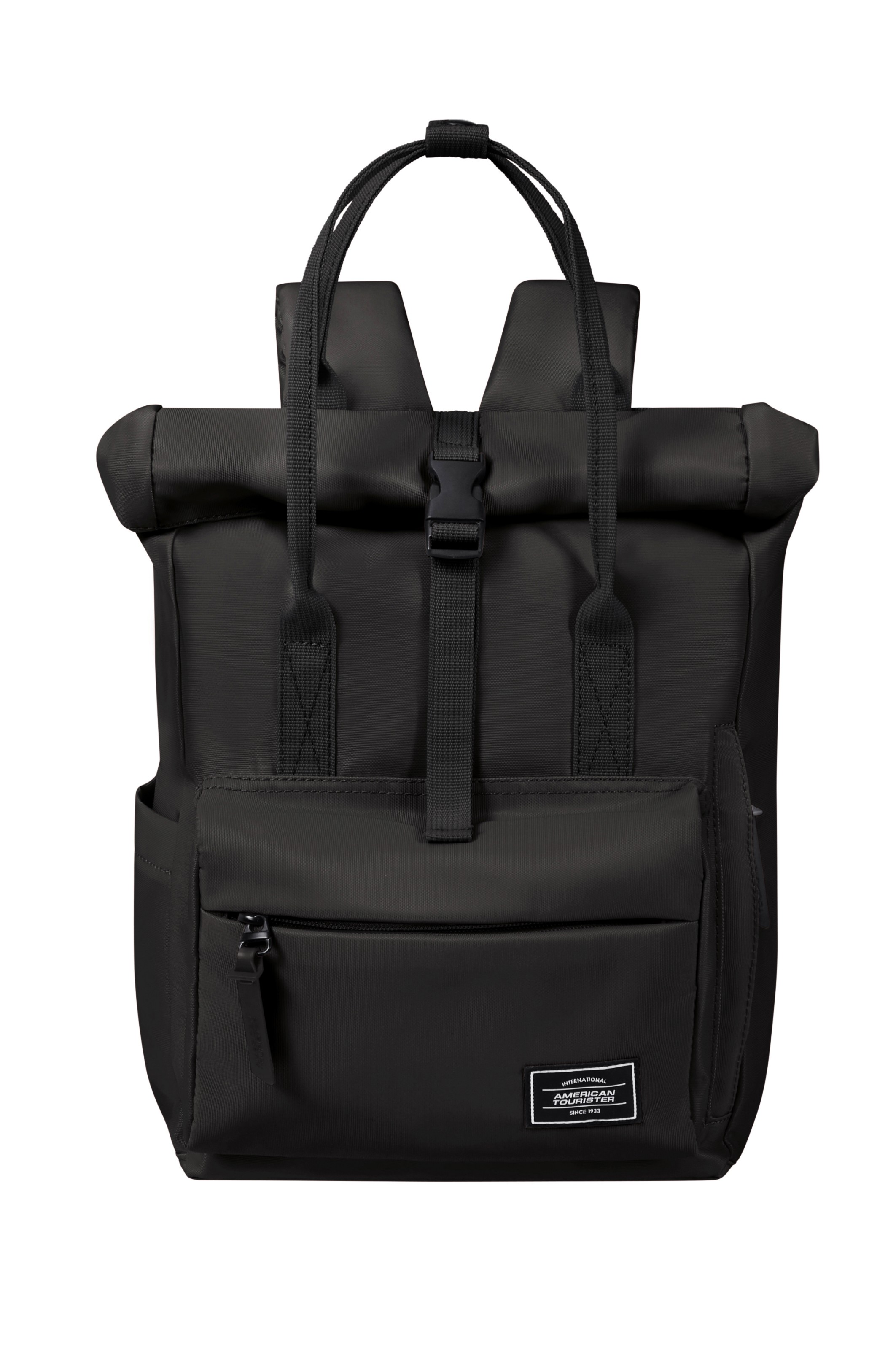 Ein schwarzer Roll-Top-Rucksack mit oberen Tragegriffen, Vordertasche und Logo auf weißem Grund.