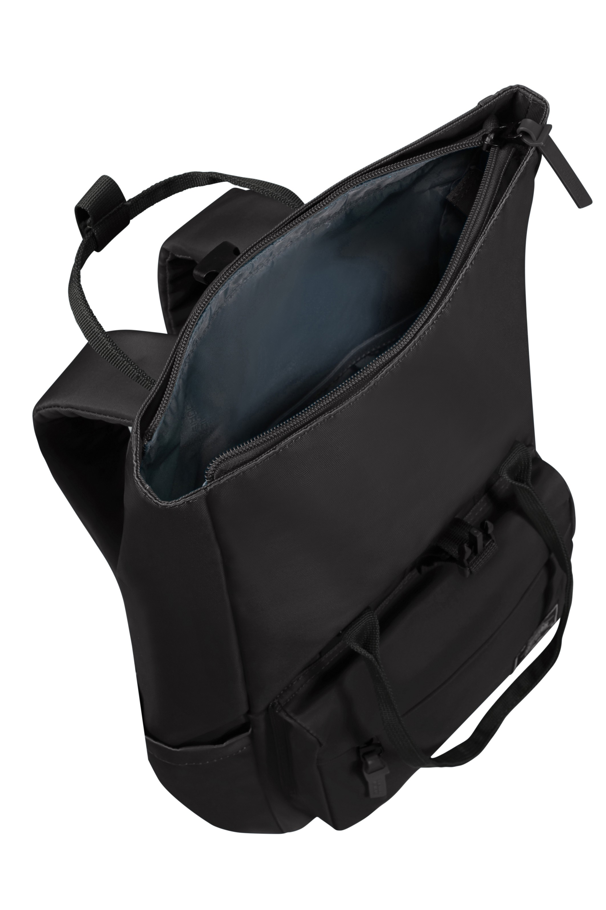 Ein offener, schwarzer Rucksack mit Reißverschluss, gepolsterten Gurten und einer Fronttasche vor weißem Hintergrund.