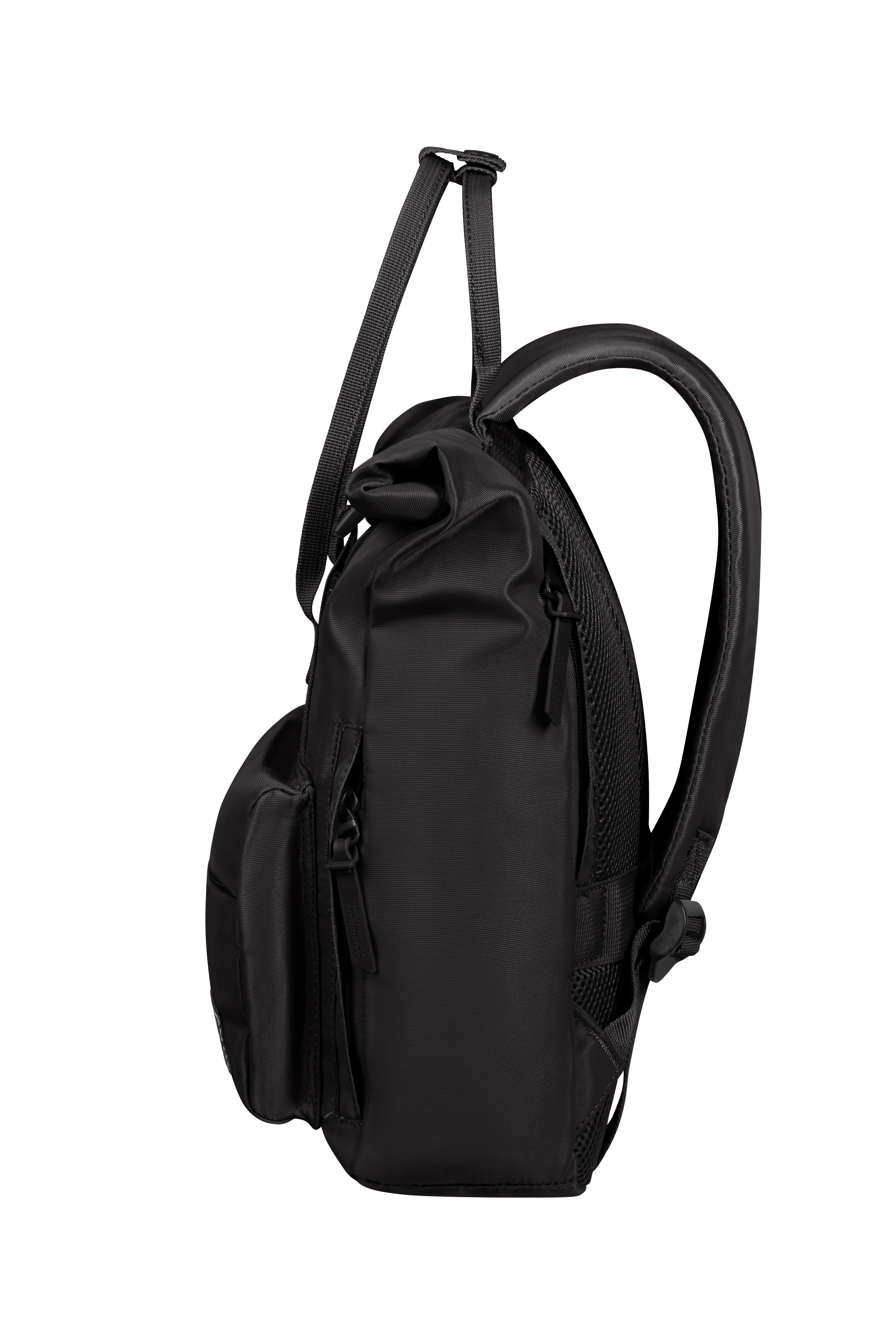 Seitenansicht eines schwarzen Rucksacks mit Griffen, Vordertasche und verstellbaren Schultergurten vor weißem Hintergrund.