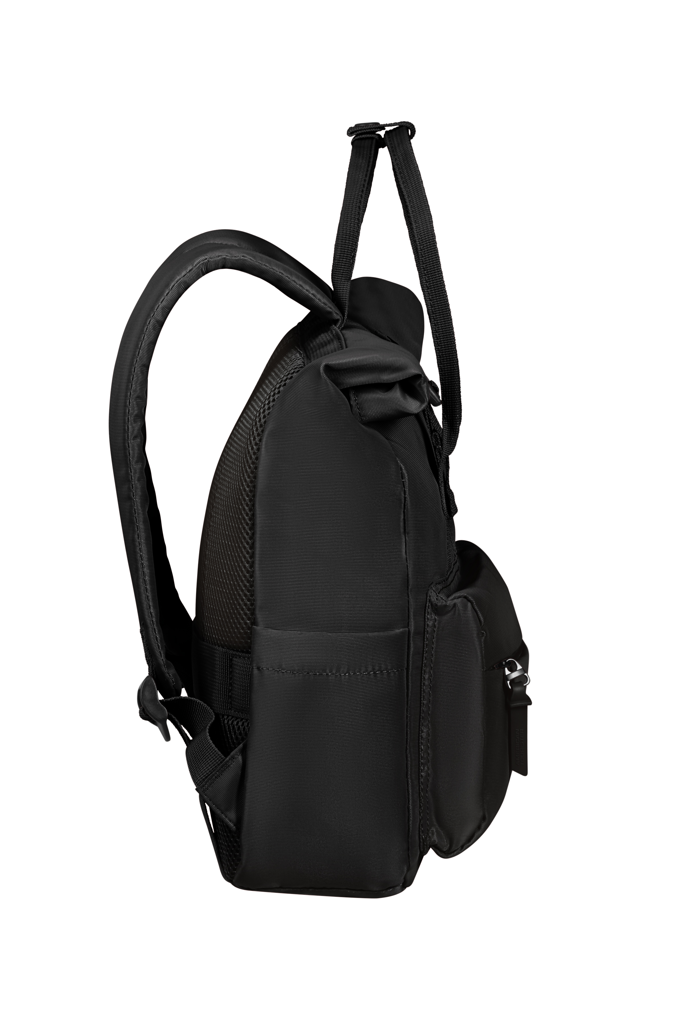 Ein schwarzer Rucksack im Seitenprofil vor weißem Hintergrund mit Schultergurt und Fronttasche.