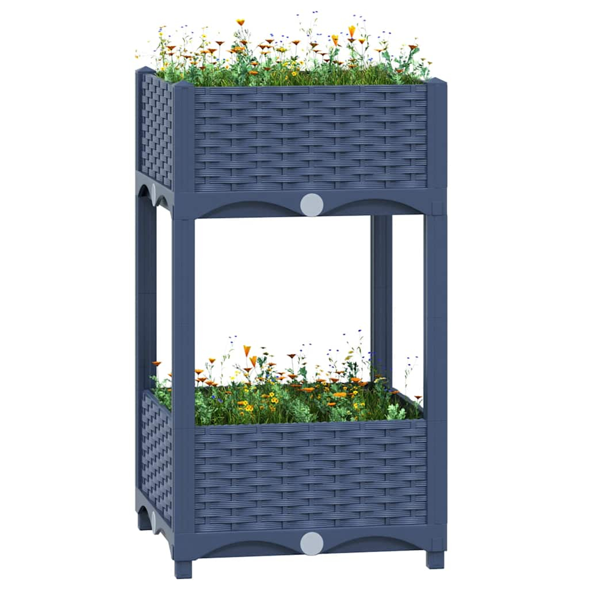 Ein blauer, zweistöckiger Pflanzkübel im Rattan-Look mit kleinen gelben und orangen Blüten auf weißem Hintergrund.
