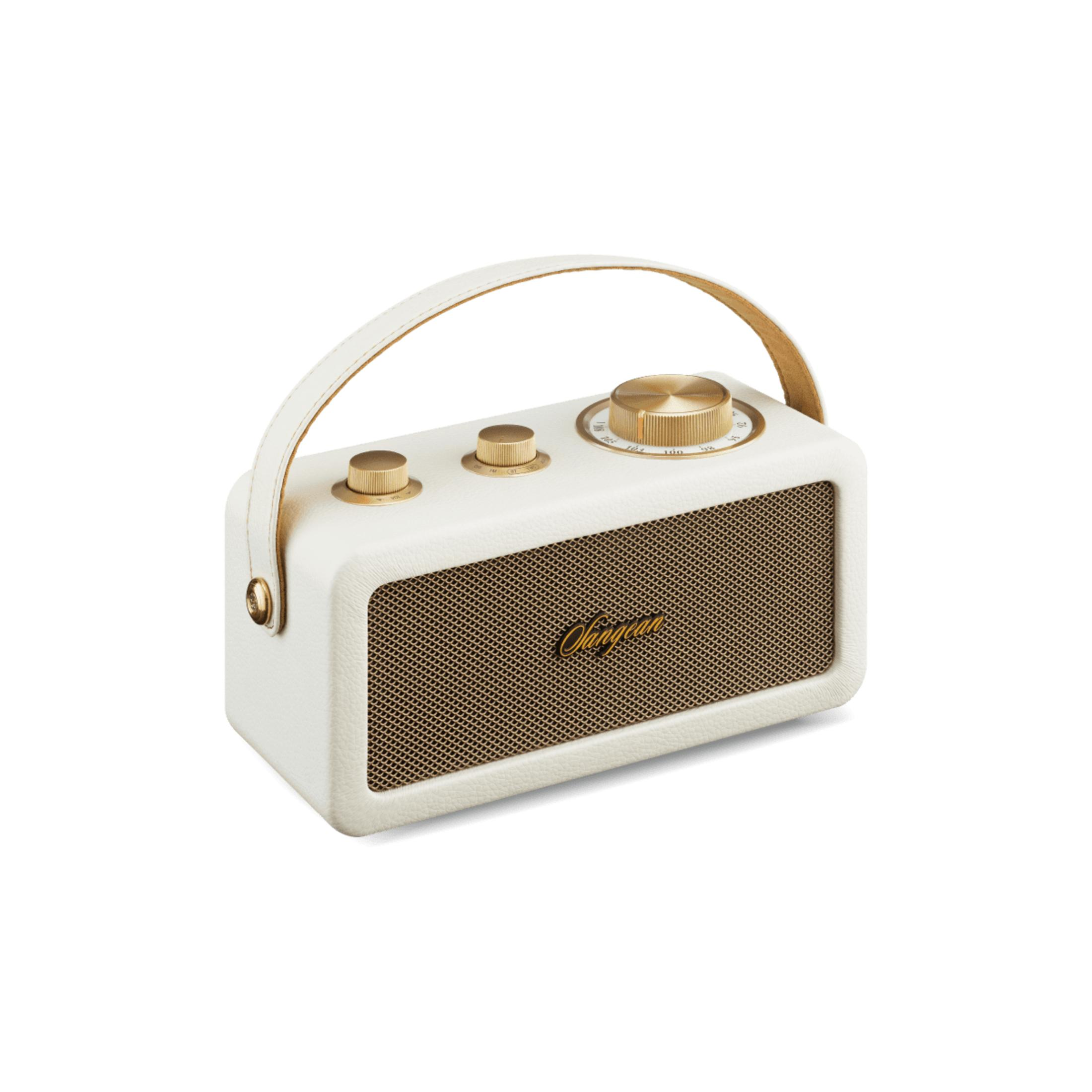 Una radio retro blanca y dorada con asa de cuero y rejilla de altavoz.