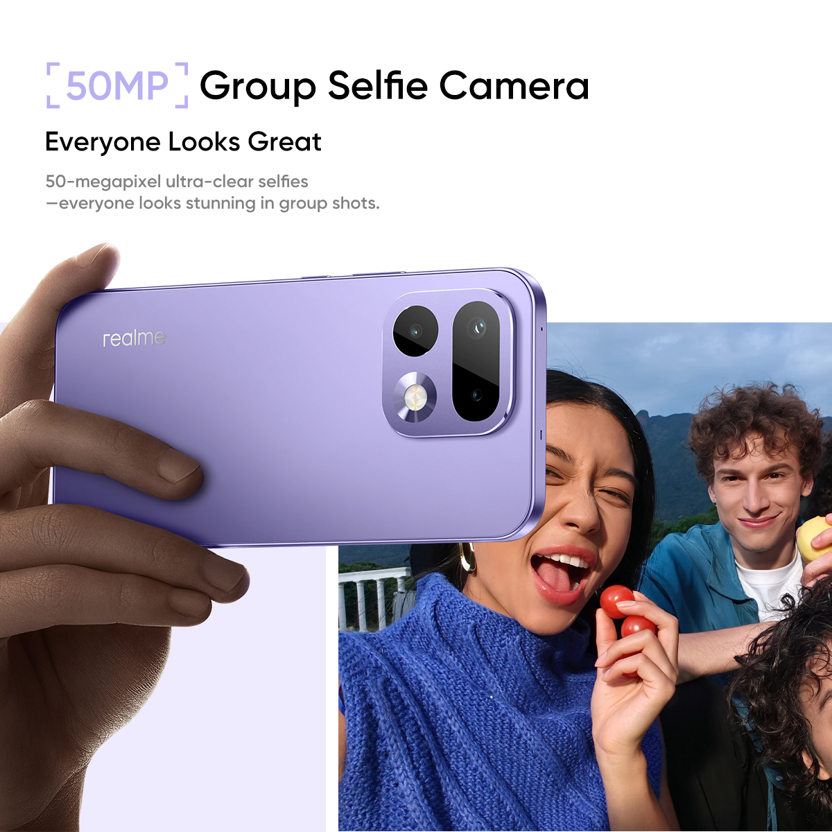 Uno smartphone viola con fotocamera da 50 MP viene usato per un selfie di gruppo.