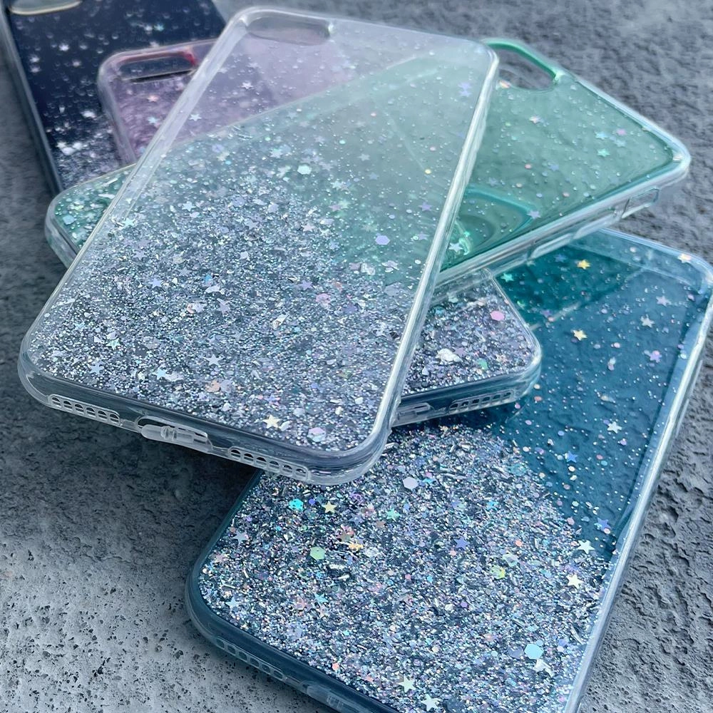 Diverse custodie per cellulari con glitter scintillanti e stelle su fondo grigio.
