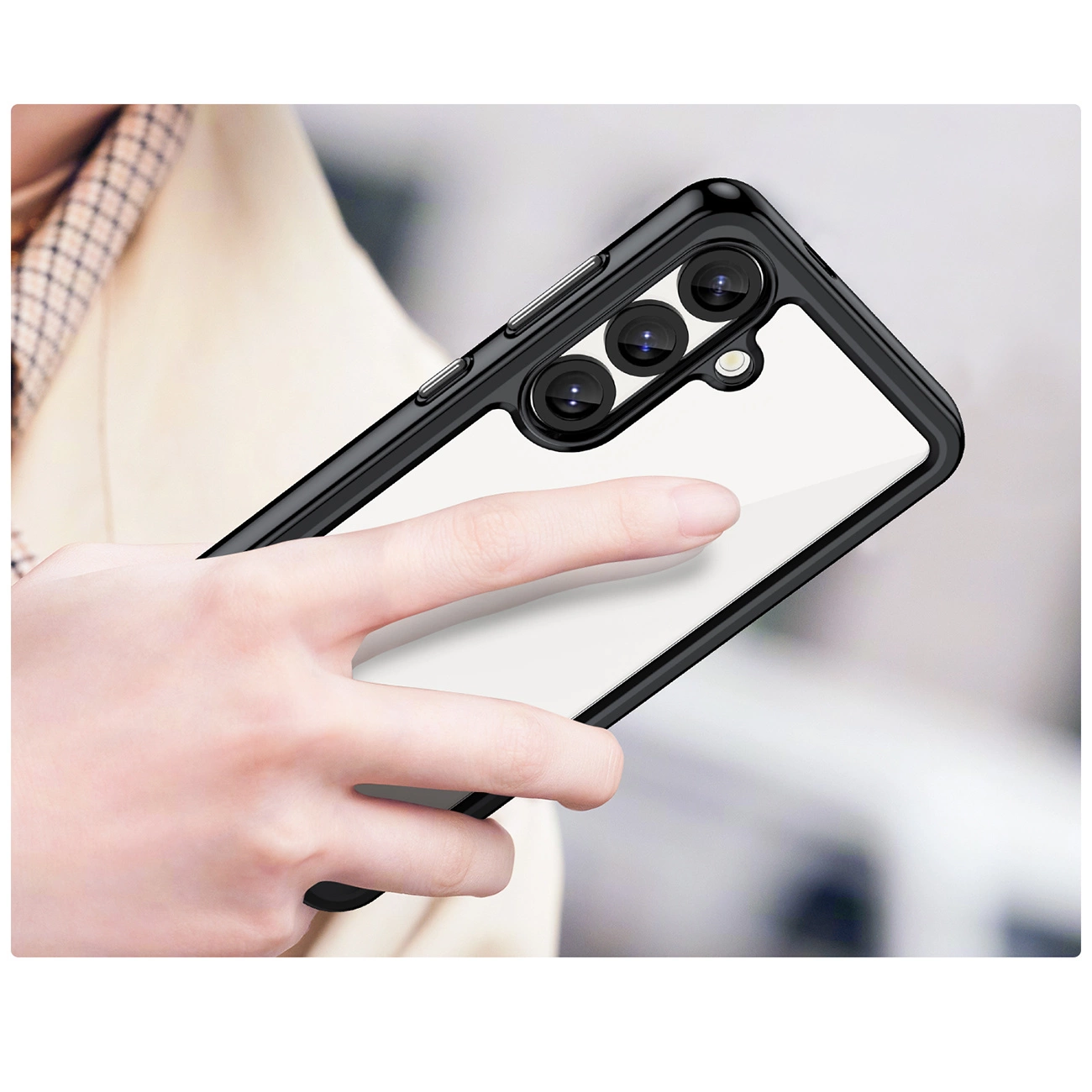 Una mano tiene uno smartphone con custodia nera e retro trasparente.