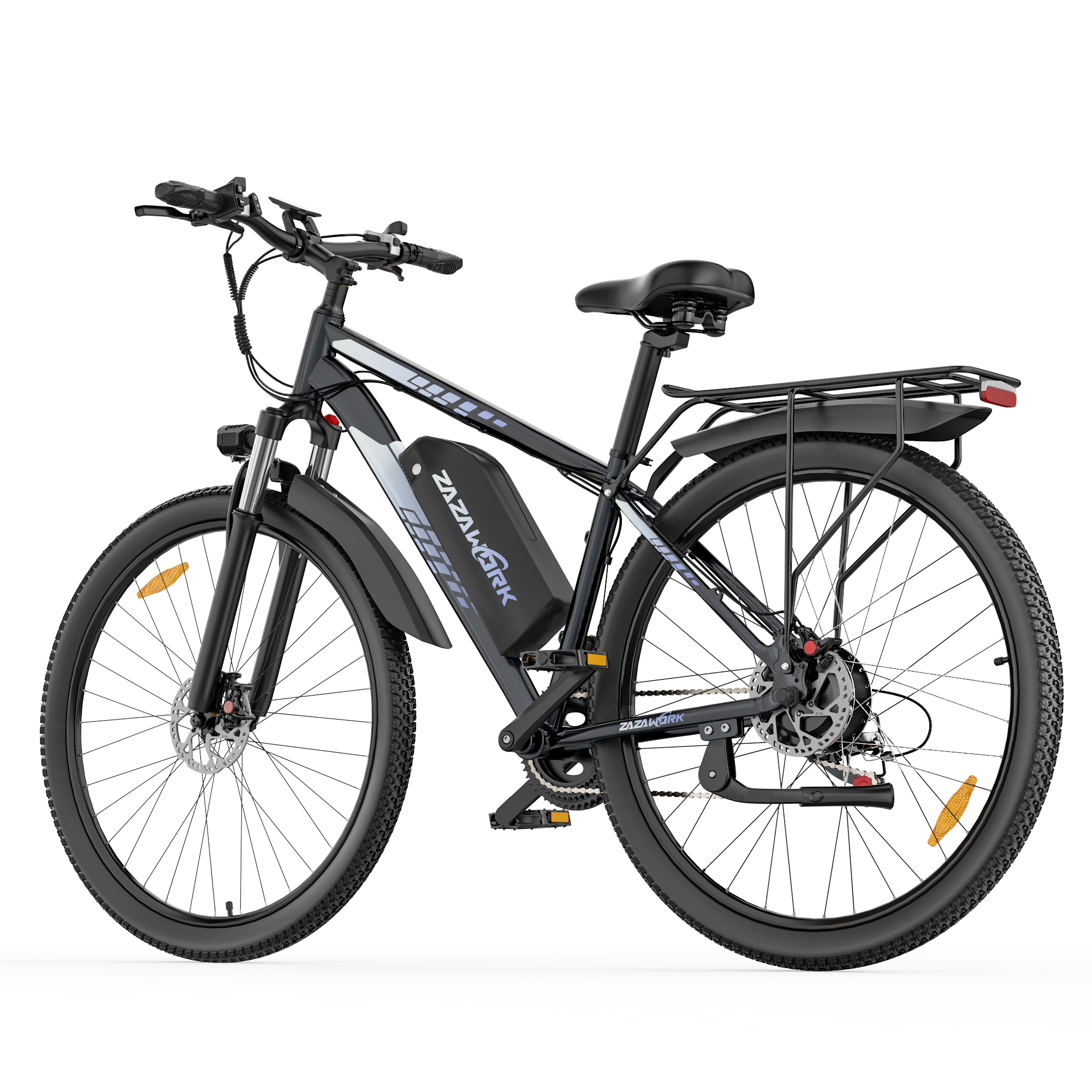 Una bici elettrica nera con batteria sul telaio, portapacchi e copertoni tassellati su sfondo bianco.