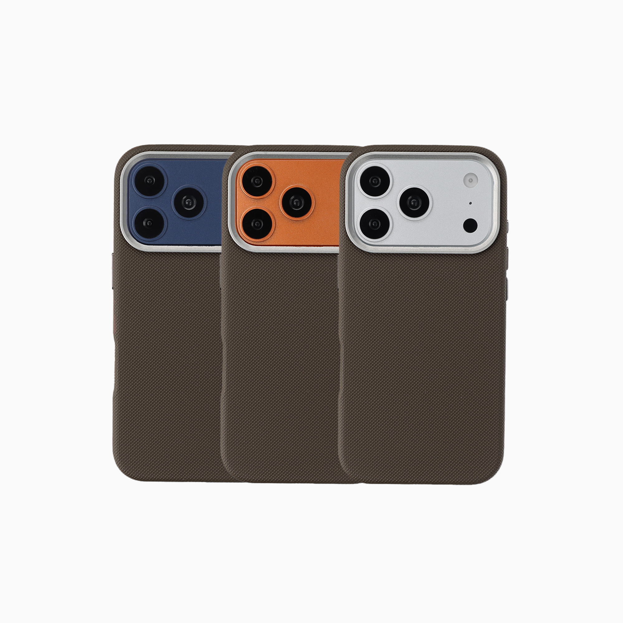 Tre smartphone marroni con bordi della fotocamera blu, arancione e argento su sfondo bianco.