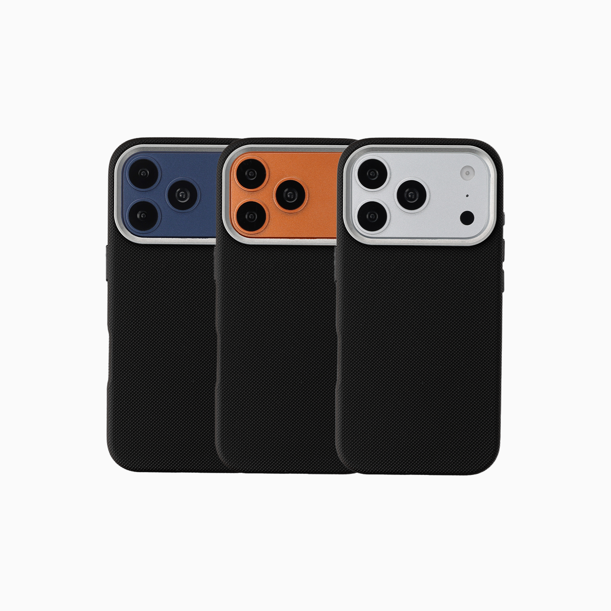 Tre cover per telefono nere con cornici della fotocamera blu, arancione e argento su sfondo bianco.