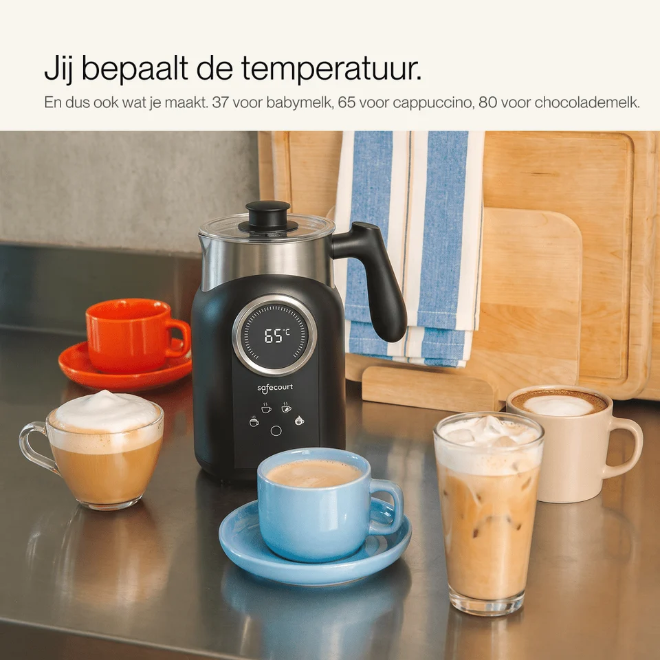 Un mousseur à lait noir sur un comptoir entouré de tasses de café, d'une boisson glacée et de planches à découper.