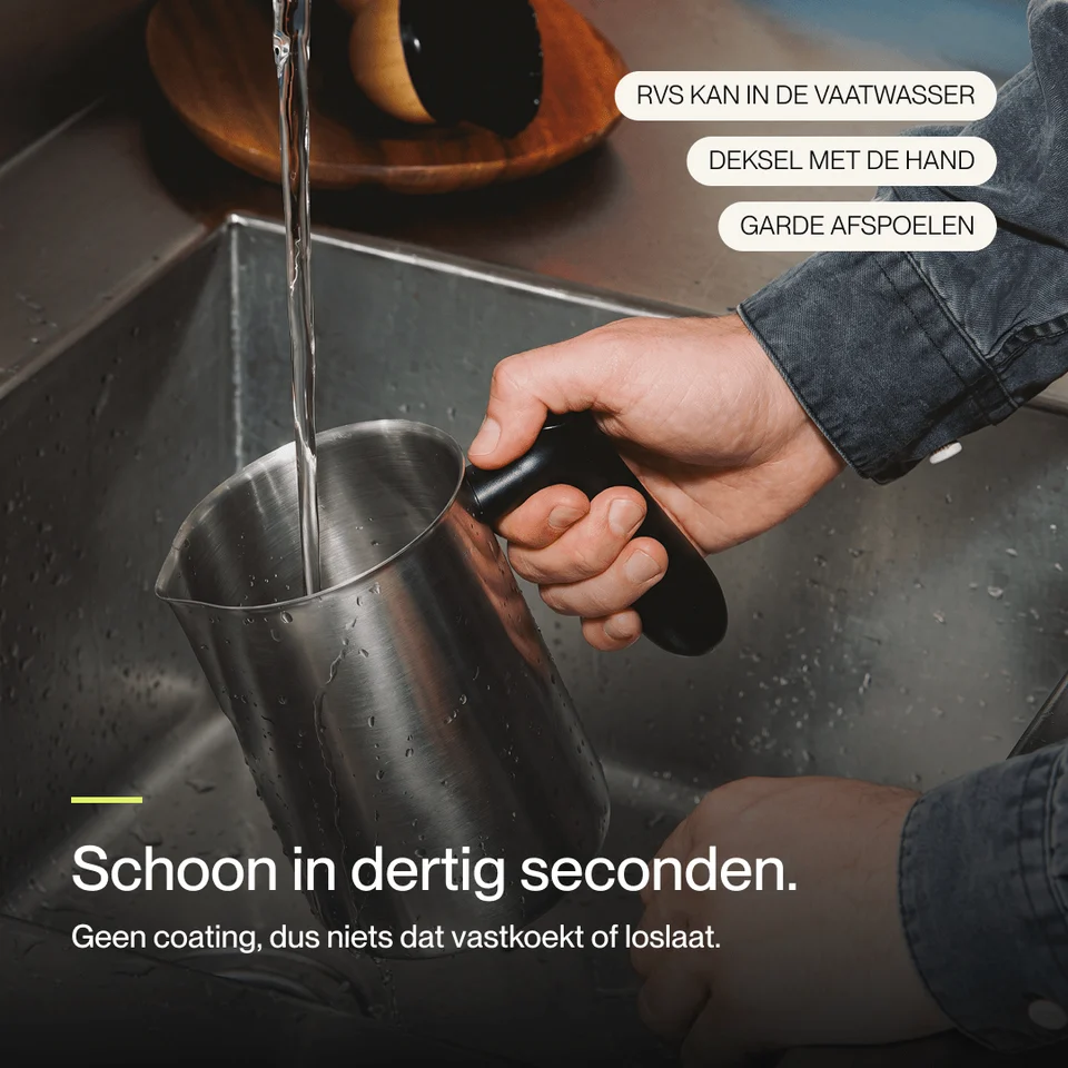 Personne lavant un mousseur à lait en acier inoxydable sous l'eau courante, avec texte en néerlandais.