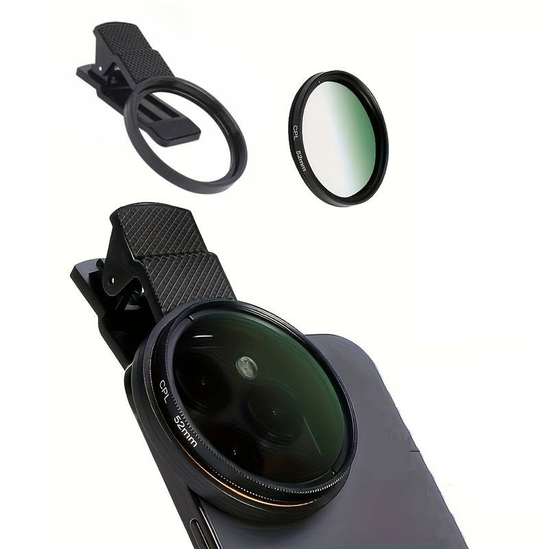 Beyaz arka plan üzerinde tek bir filtre ve yanında takılı kamera klipsli lens bulunan akıllı telefon.
