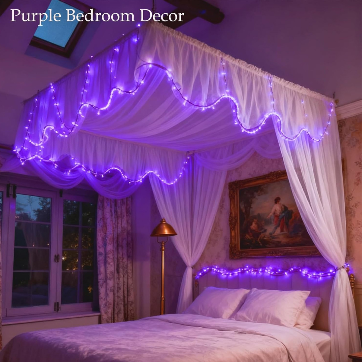 Ein gemütliches Schlafzimmer mit einem Himmelbett, weißem Vorhang und violetter Lichterkette, plus gerahmtem Bild.