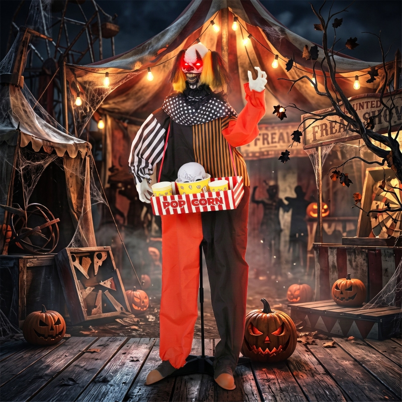 Ein gruseliger Clown mit Leuchtaugen hält eine Popcorntüte mit Totenkopf. Im Hintergrund Jahrmarktzelte und Kürbisse.
