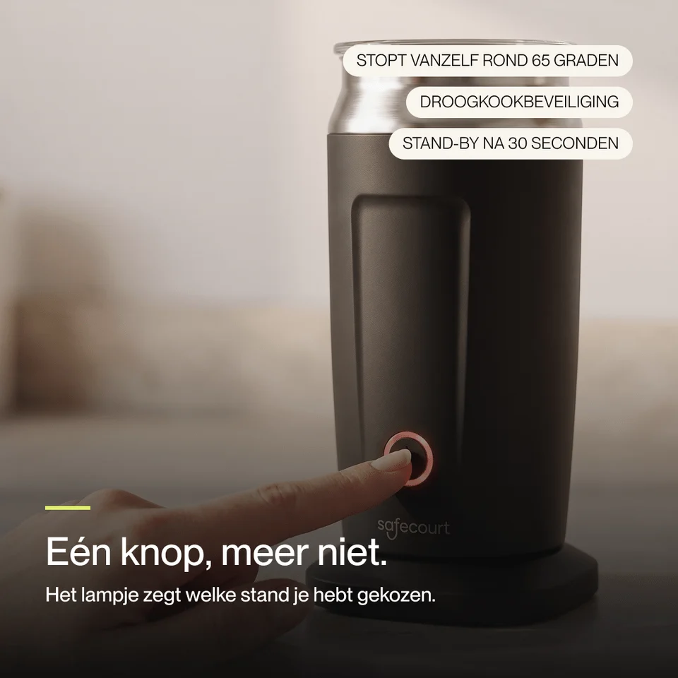Une main appuie sur le bouton d'alimentation lumineux d'un mousseur à lait noir mat.