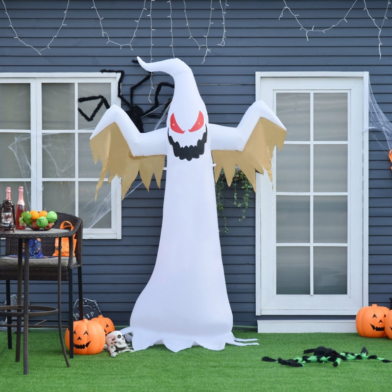 Ein aufblasbarer Halloween-Geist steht auf Rasen vor einem blauen Haus mit Kürbissen.
