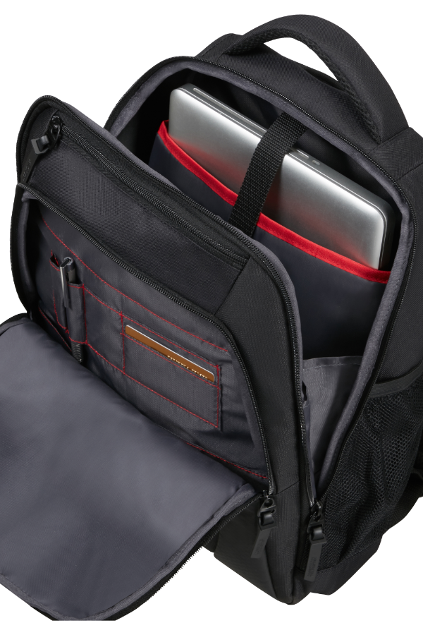 Uno zaino nero aperto con custodia per laptop, portapenne e tasche per carte su sfondo nero.