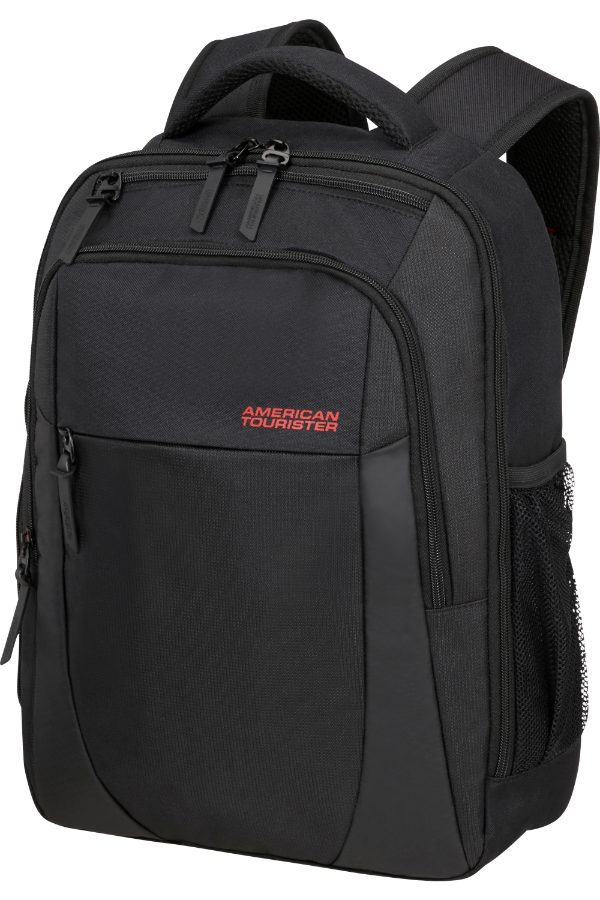 Uno zaino nero American Tourister con scomparti multipli, cerniere e scritta rossa del marchio.