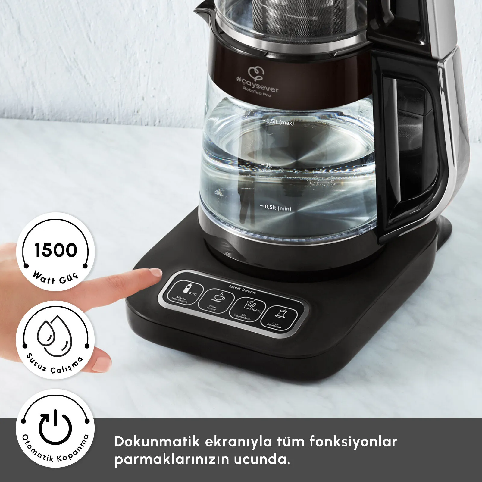 Bir parmak, siyah cam çay makinesinin dokunmatik kontrol paneline dokunarak fonksiyonlarını vurguluyor.