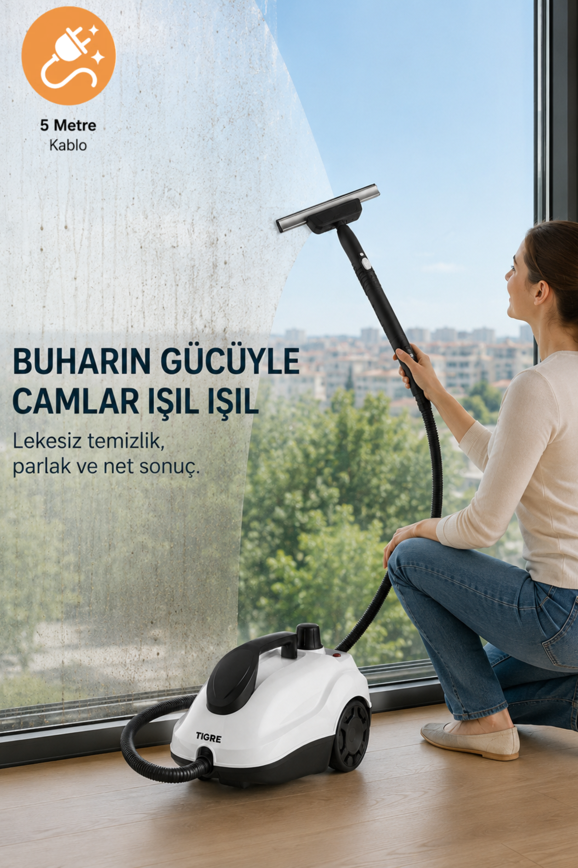 Bir kadın kirli bir pencereyi pırıl pırıl yapmak için beyaz buharlı temizleyici kullanıyor.
