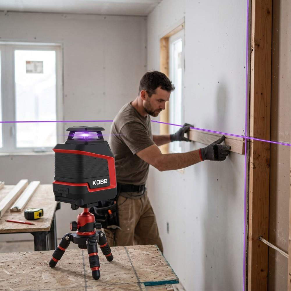 Bir işçi, Kobb tripod lazer seviyesinin mor çizgileri eşliğinde duvarda bir ahşap tahtayı hizalıyor.