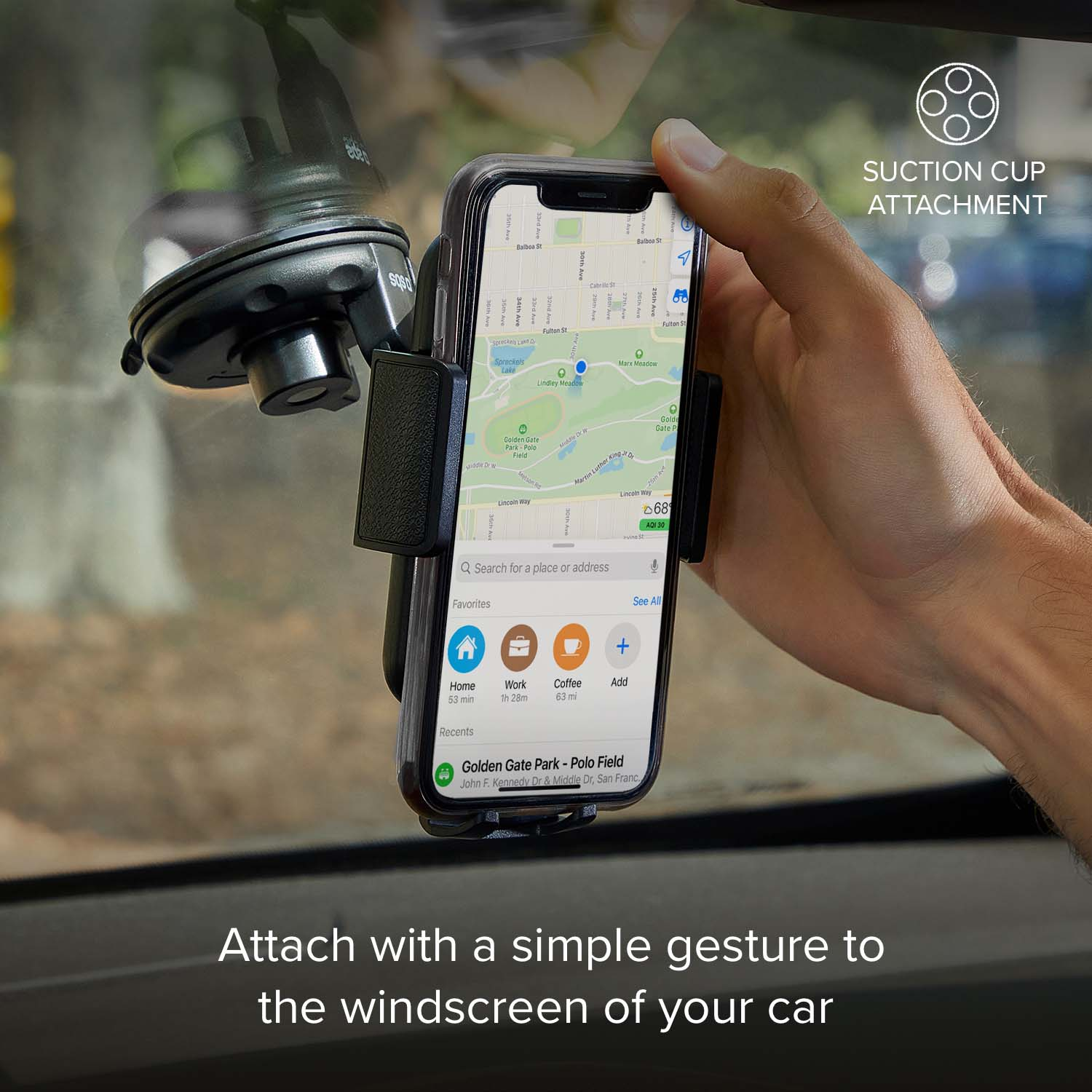 Cellulare in un supporto per auto con ventosa sul parabrezza.