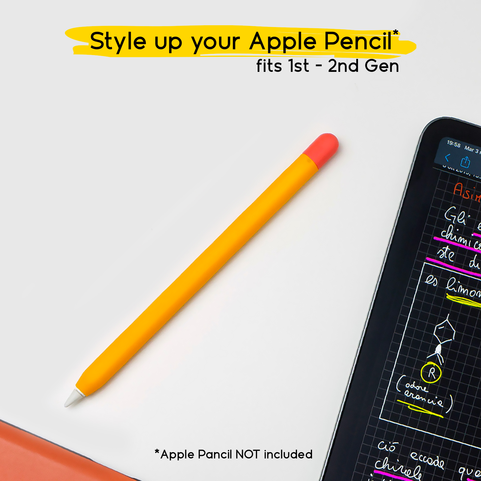 Una Apple Pencil con custodia in silicone giallo-rossa si trova su una scrivania bianca accanto a un tablet.