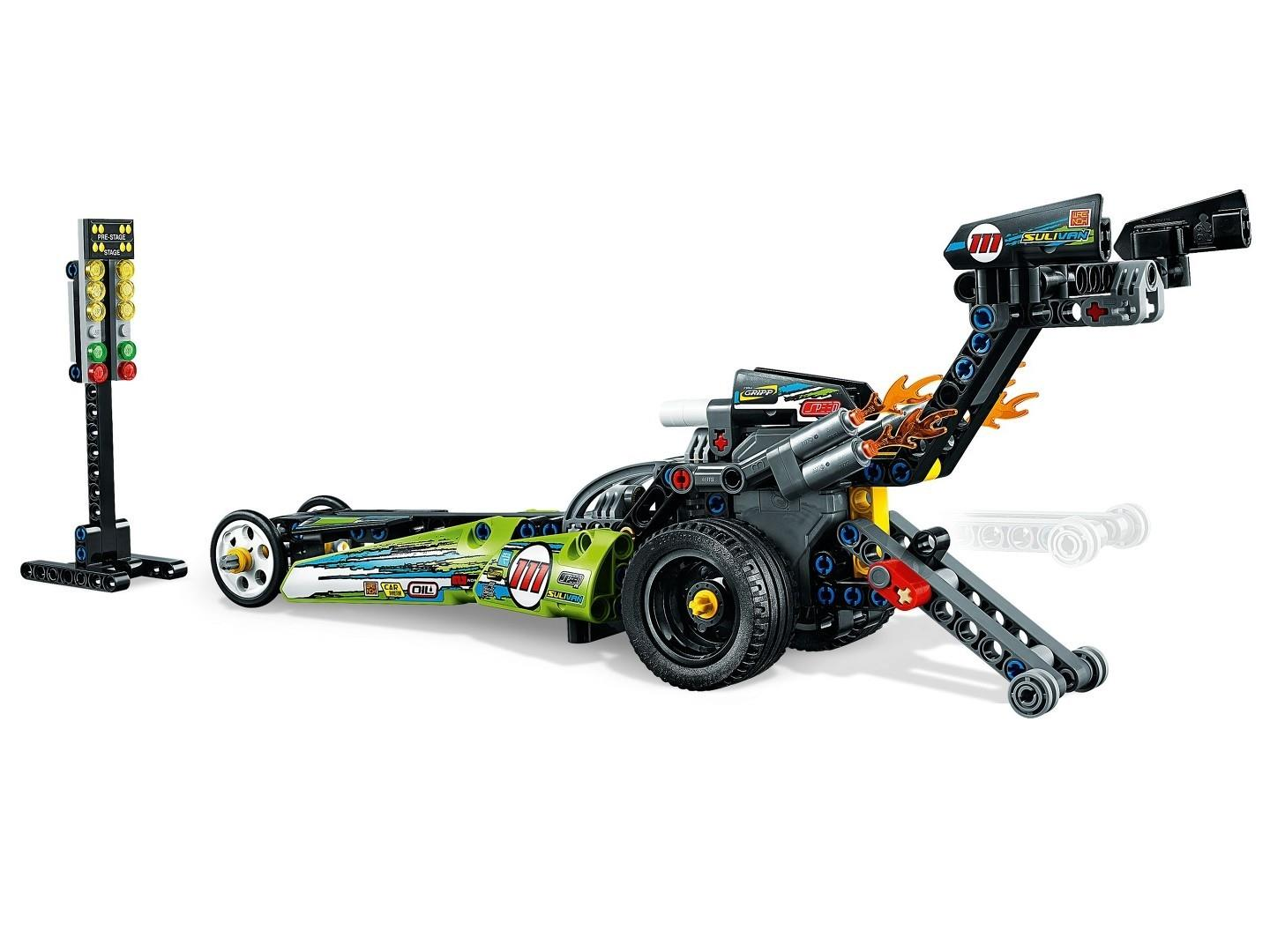 Ein grünes Lego-Technic-Dragster-Auto mit einer Startampel daneben auf weißem Hintergrund.