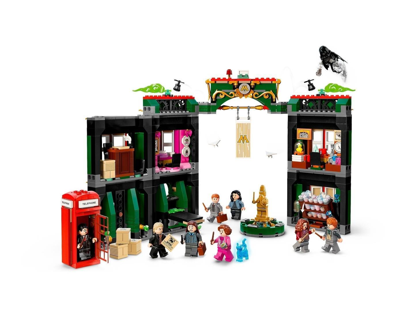 Lego-Set des Zaubereiministeriums mit Figuren, roter Telefonzelle und mehrstöckigen Gebäuden.